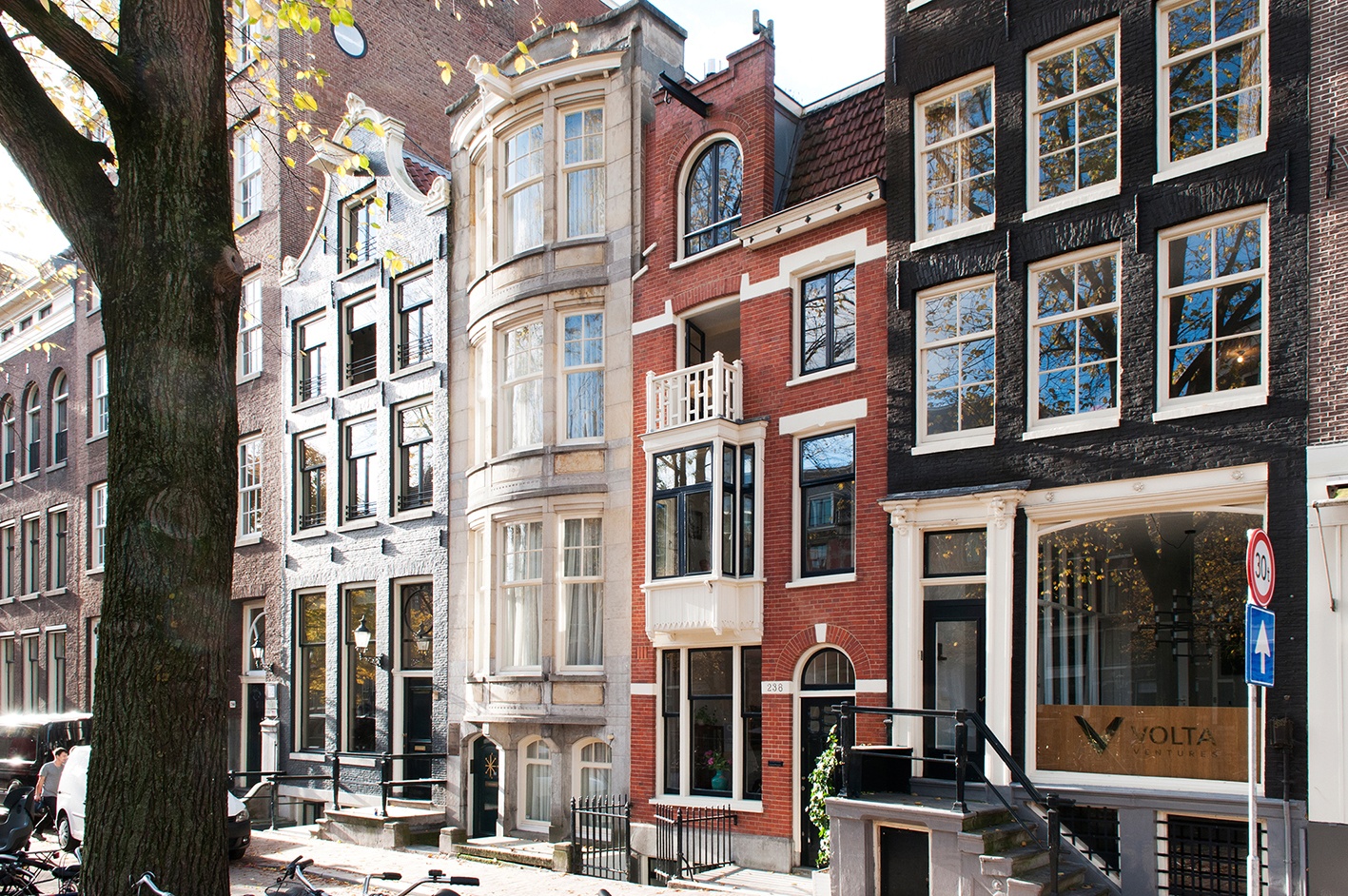 Featured image for “Herengracht 238 – Een balkon op de gracht of een dakparadijs op aarde”